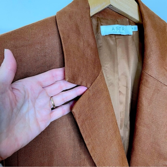 ASTR THE LABEL Kyrie Extended Shoulder Linen Vest in Mocha Moose office preppy - Picture 7 of 14